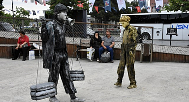 Samsun'da Geçmiş Can Buldu! Canlı Heykel Performansı Büyük İlgi Gördü