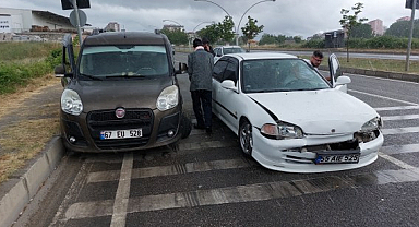 Samsun'da Hafif Ticari Araç Otomobil ile Çarpıştı: 1 Yaralı