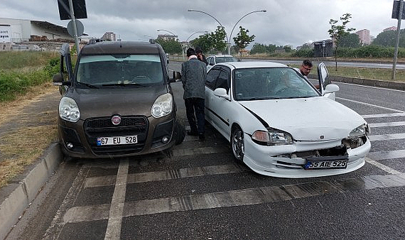 Samsun'da Hafif Ticari Araç Otomobil ile Çarpıştı: 1 Yaralı