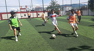 Samsun'da LGS Öncesi Moral Maçı: Öğrenciler Sahada Stres Attı