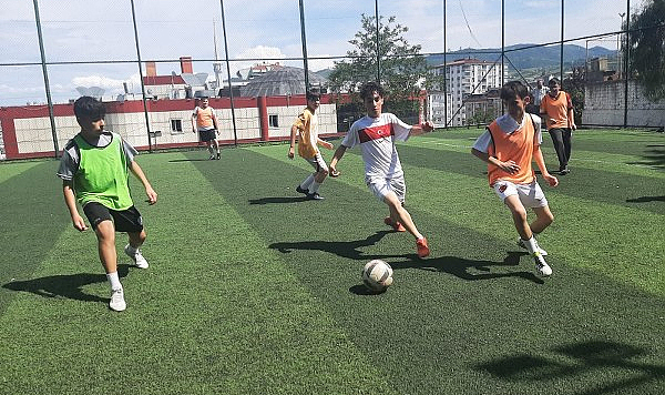 Samsun'da LGS Öncesi Moral Maçı: Öğrenciler Sahada Stres Attı