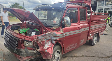 Samsun'da Otomobil Kamyonetle Çarpıştı: 3 Yaralı