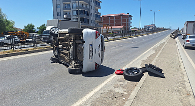 Samsun-Sinop Yolunda Dehşet: Otomobil Devrildi, 2 Kişi Yaralandı