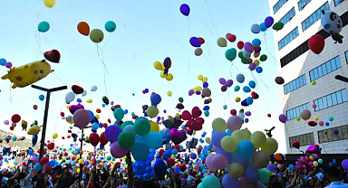 Yüzlerce Balon Tedavi Gören Çocuklar İçin Gökyüzüne Uçtu