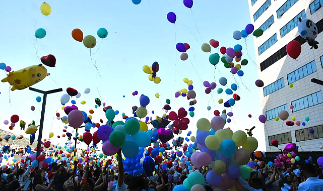 Yüzlerce Balon Tedavi Gören Çocuklar İçin Gökyüzüne Uçtu