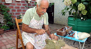 Taşı Yontarak İnsan Figürleri Yapıyor