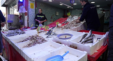 Karadeniz'i Fırtına Vurdu: Samsun'da Balık Tezgahları Boş Kaldı