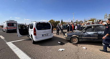 Acı Üstüne Acı! Cenaze Defnine Giden Aile Trafik Kazası Geçirdi: 3 Yaralı Hastaneye Kaldırıldı