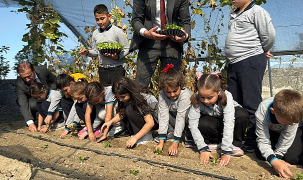 Alaçam’da Minik Eller Toprağa Dokunuyor: Serada Üretimi Öğreniyorlar