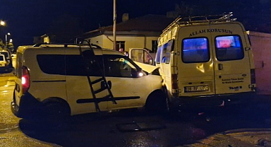 Minibüsle Çarpıştı, Aracını Bırakıp Kaçtı