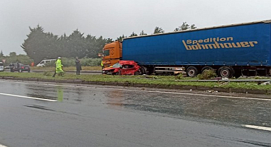 Rize’de Otomobil TIR’a Çarptı: Üç Kişi Hayatını Kaybetti