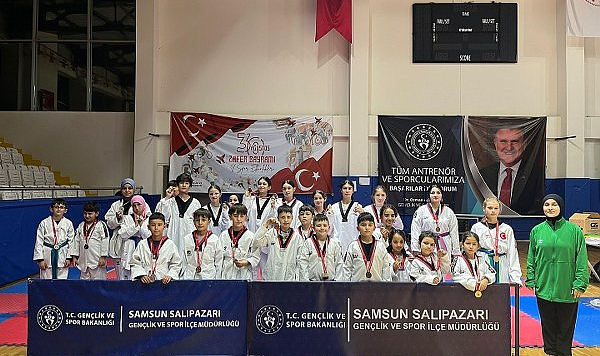 Salıpazarı'nda 29 Ekim Coşkusu: Taekwondo Turnuvası'nda Gençler Kıyasıya Mücadele Etti