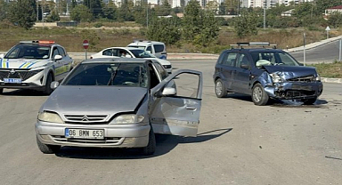 Samsun’da Kavşakta İki Otomobil Çarpıştı: 2 Yaralı