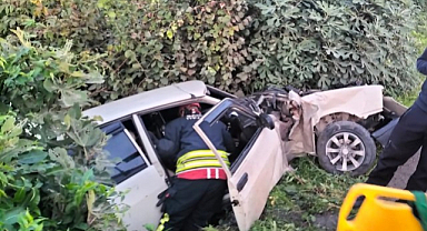 Samsun’da Otomobil Takla Atarak Ağaçlık Alana Düştü