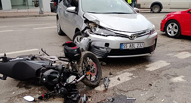 Samsun’da Otomobille Çarpışan Motosikletin Sürücüsü Yaralandı