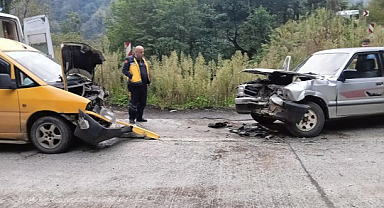 Samsun’da Trafik Kazası: Otomobil ile Hafif Ticari Araç Çarpıştı
