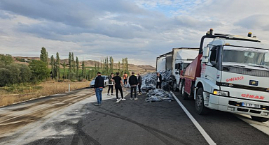 Tekstil Yüklü Kamyon Devrildi: Trafik Bir Süre Aksadı