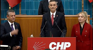 Ümit Dikbayır CHP’ye Katıldı: Rozetini Özgür Özel Taktı