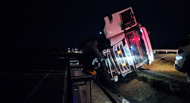 Çorum-Samsun Karayolu'nda Kaza: Devrilen Yem Yüklü Tırın Sürücüsü Yaralandı