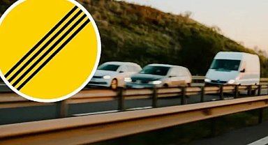 Gizemli Trafik Levhası Çözüldü: Sarı Zemin Üzerine Dört Çizginin Anlamı Ne?