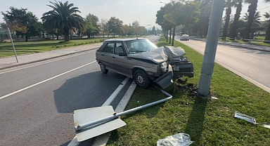 Samsun'da Kaza: Yayaya Çarpmamak İsteyen Sürücü Direğe Vurdu