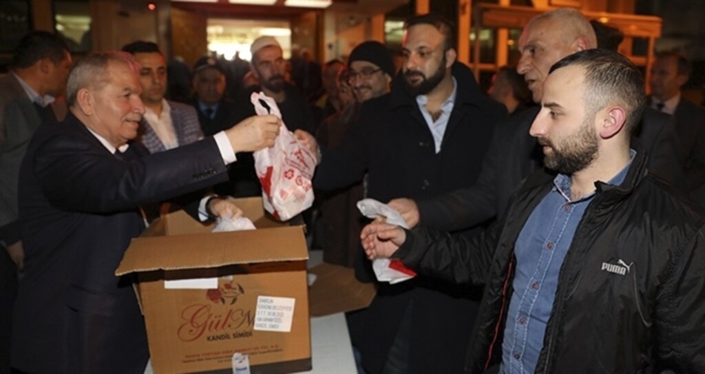 İlkadım Belediyesinden vatandaşlara kandil simidi
