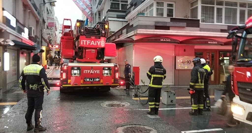 Bacadan çıkan duman itfaiyeyi alarma geçirdi