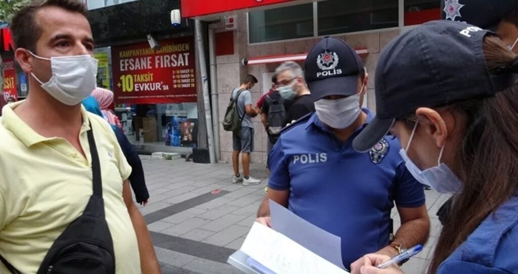 Maske takmayan vatandaştan polise tehdit! 'Senin ismini öğreneceğim ben'