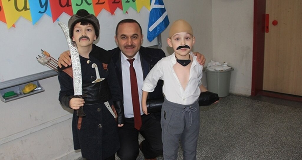 Öğrenciler Türk büyüklerini canlandırarak öğreniyor