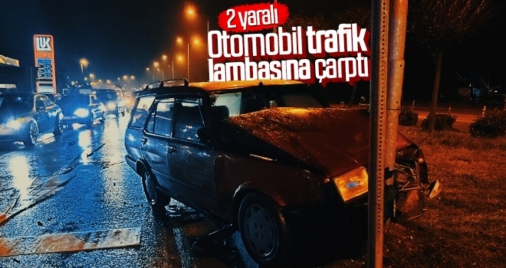 Otomobil trafik lambasına çarptı: 2 yaralı