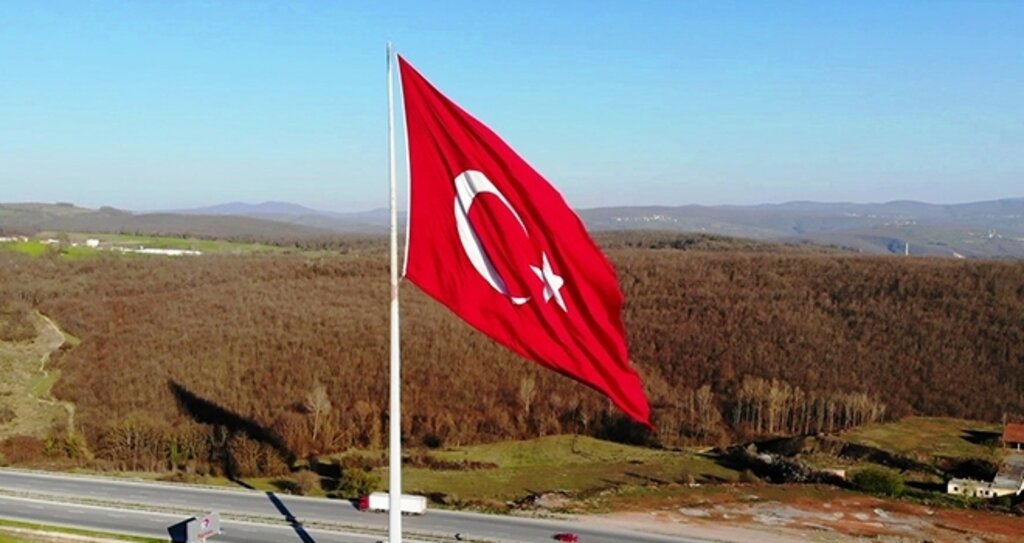 Türkiye'nin en büyük bayrağı Samsun'da dalgalanıyor