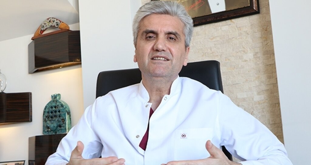 Dr. Hayati Akbaş: Büyük göğüsler ciddi sağlık sorunlarına yol açar