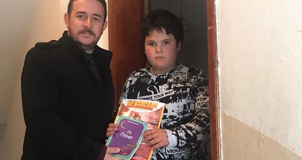 Kapı Kapı Dolaşıp Kitap Dağıtıyor