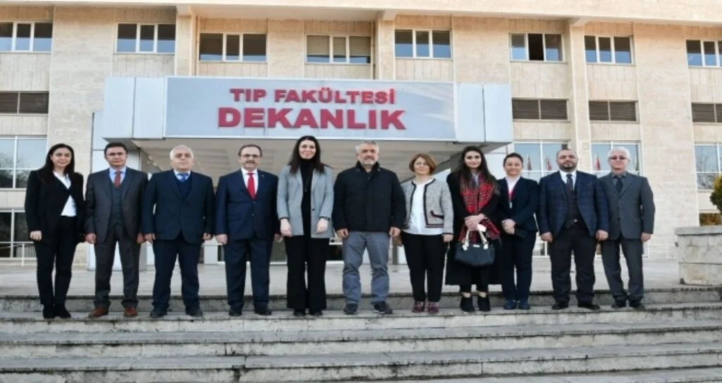 Çiğdem Karaaslan ve Zihni Şahin'den Minik Hastalara Moral
