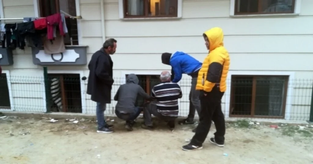 7 Katlı Binada Çıkan Yangın 5 Kişiyi Hastanelik Etti