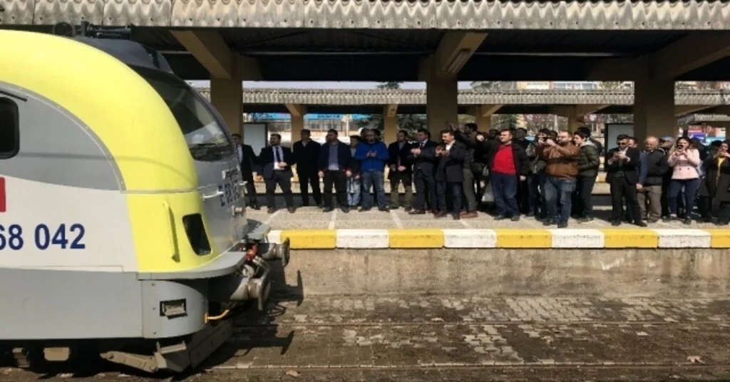7 Yıl Sonra Yeniden Adapazarı Garına Gelen Ada Treni Bayraklarla Karşılandı