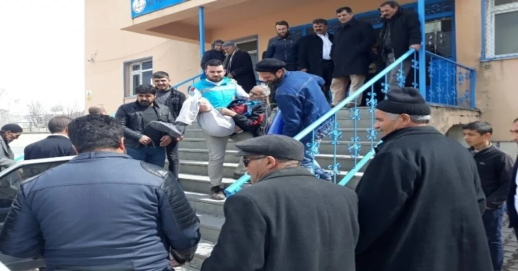 73 Yaşındaki Adam Oy Kullanmaya Ambulans İle Getirildi