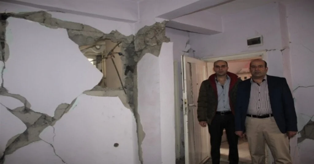 8 Yıldır Ağır Hasarlı Evde Yaşıyorlar