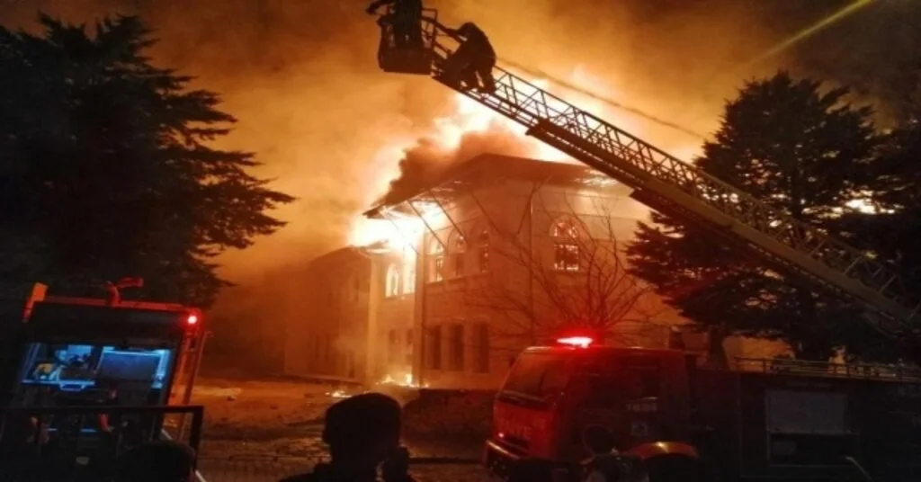 91 Yıllık Okulda Çıkan Yangınla İlgili 2 Kişi Gözaltına Alındı