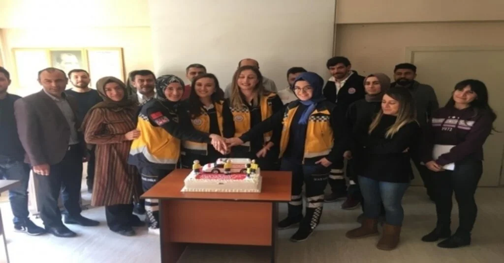 Acil Tıp Teknisyenleri Pasta Kesti