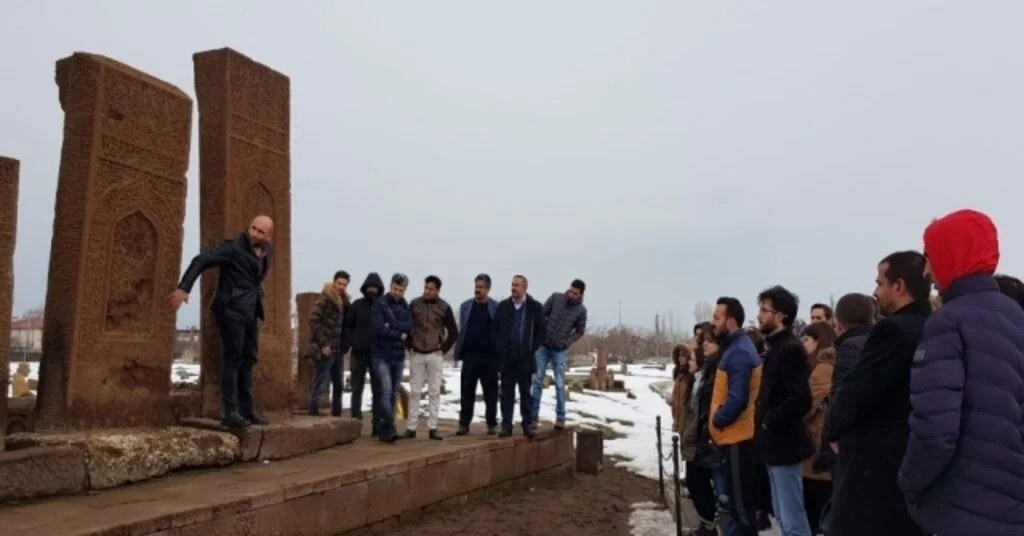 Aday Öğretmenlere Ahlatın Tarihi Mekanları Gezdirildi