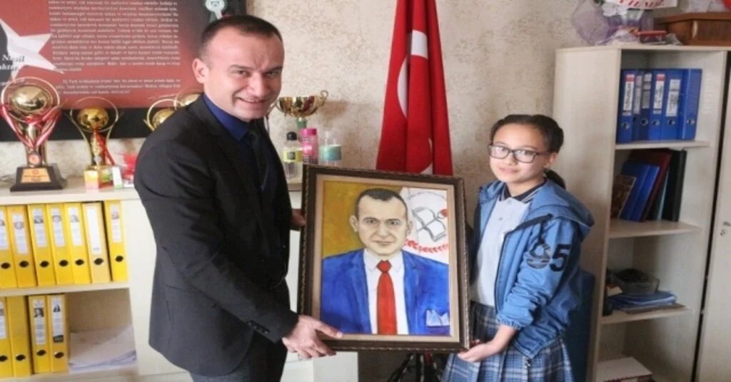 Afganlı Minik Öğrenciden Müdür Tekine Sürpriz