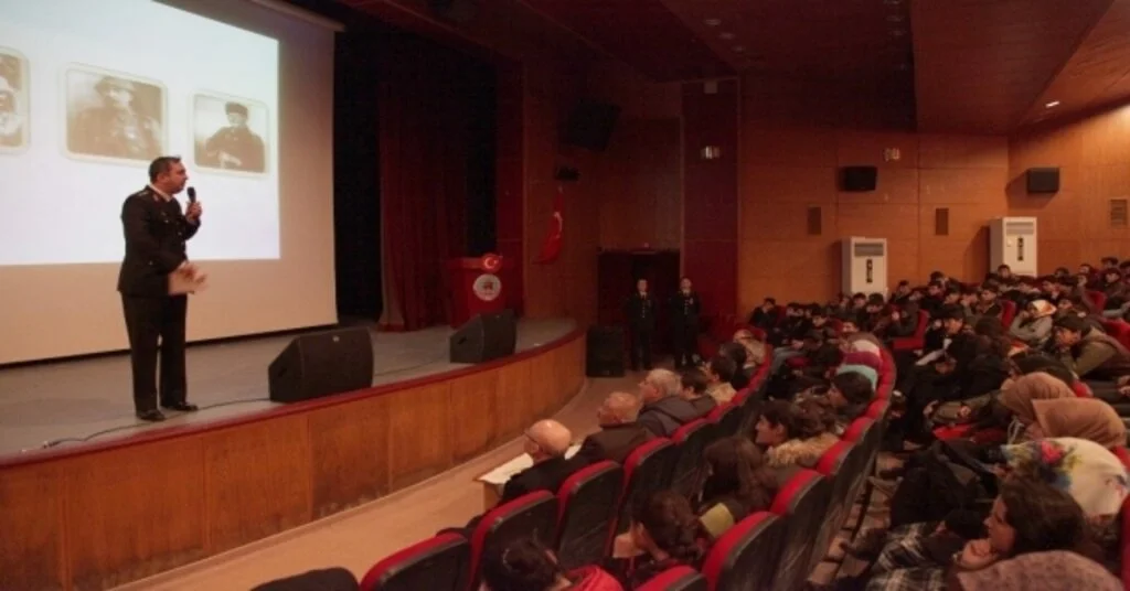 Ahlatta “Şehitlere Ve Gazilere Saygı” Konferansı Düzenlendi