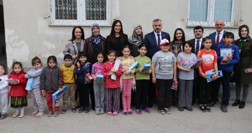 AK Parti Genel Başkan Yardımcısı Çiğdem Karaaslan'dan çocuklara hediye 