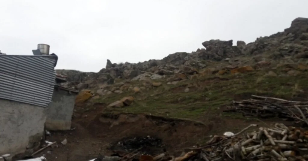 Akçakaleden Kopan Dev Kaya Eve Çarptı