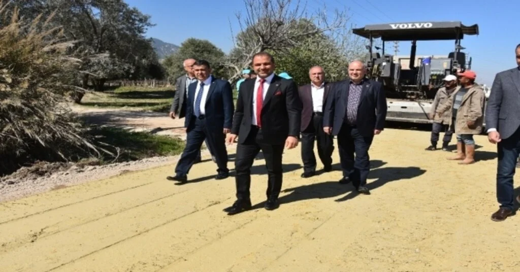 Alaşehirde Mahalleleri Bağlayan Yolda Asfalt Çalışması