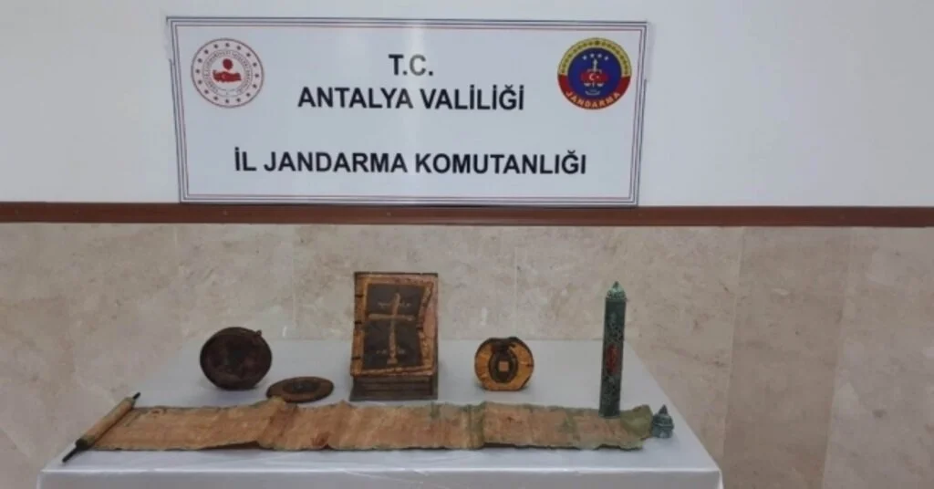 Antalyada  Altın İşlemeli 1400 Yıllık Deri Kitap Ele Geçirdi