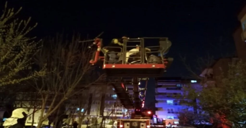 Apartmanın Giriş Katında Yangın Çıktı Üst Katta Kalan 5 Kişi Mahsur Kaldı
