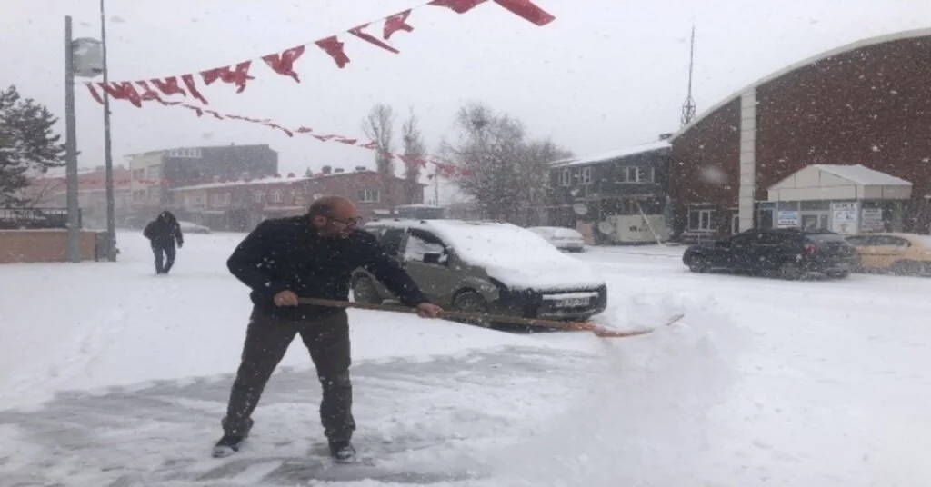 Bahar Bayramı Kutlayan Çıldır Kar Yağışının Etkisinde Kaldı