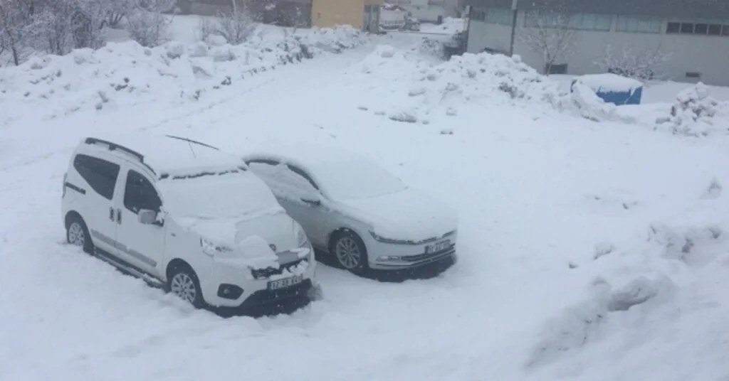 Bahar Geldi Derken Karlıova Güne Karla Uyandı
